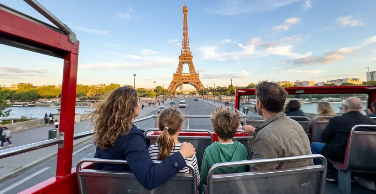 Famille de quatre personnes vue de dos dans un bus à impériale découvert admirant la Tour Eiffel lors d'une journée ensoleillée à Paris